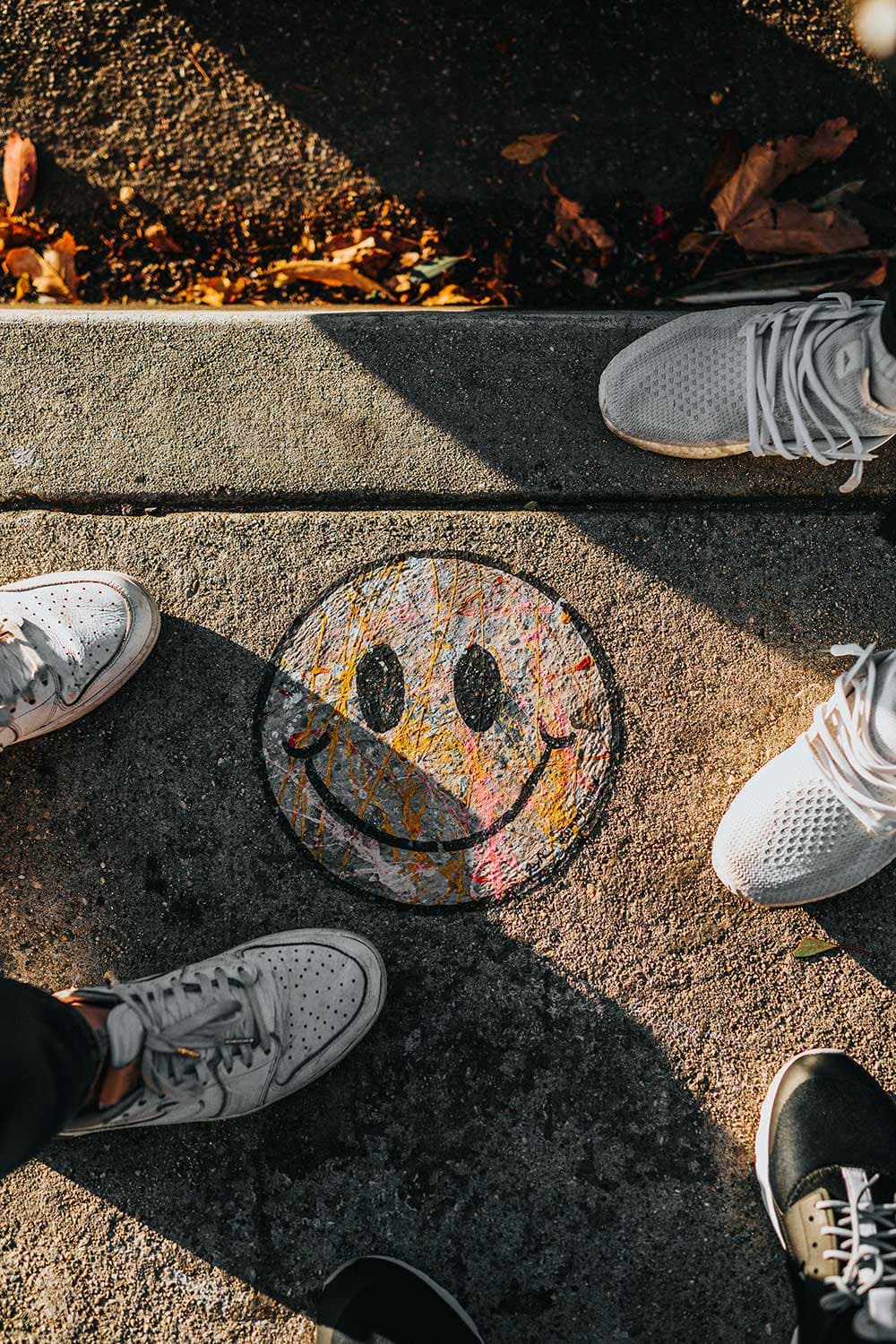 Gros plan sol avec smiley – communauté investisseurs