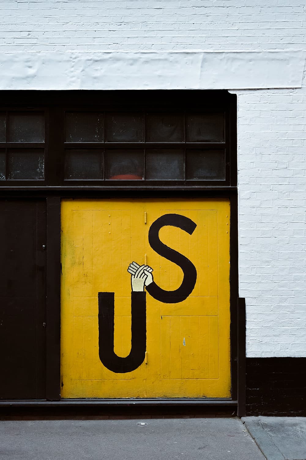 Porte jaune « US » – symbole d’engagement et d’action
