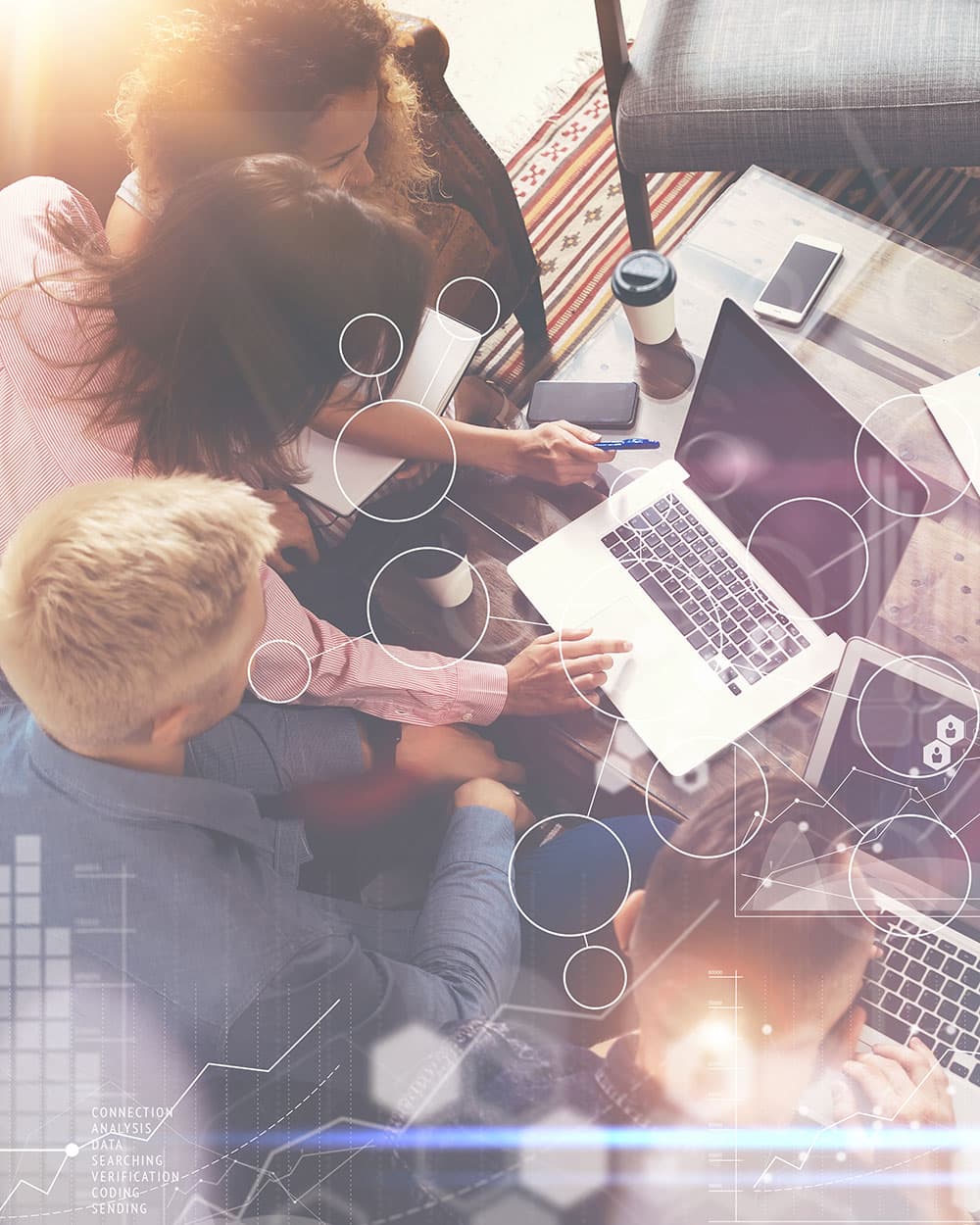 Photo d’équipe travaillant sur laptop – startups & venture capital