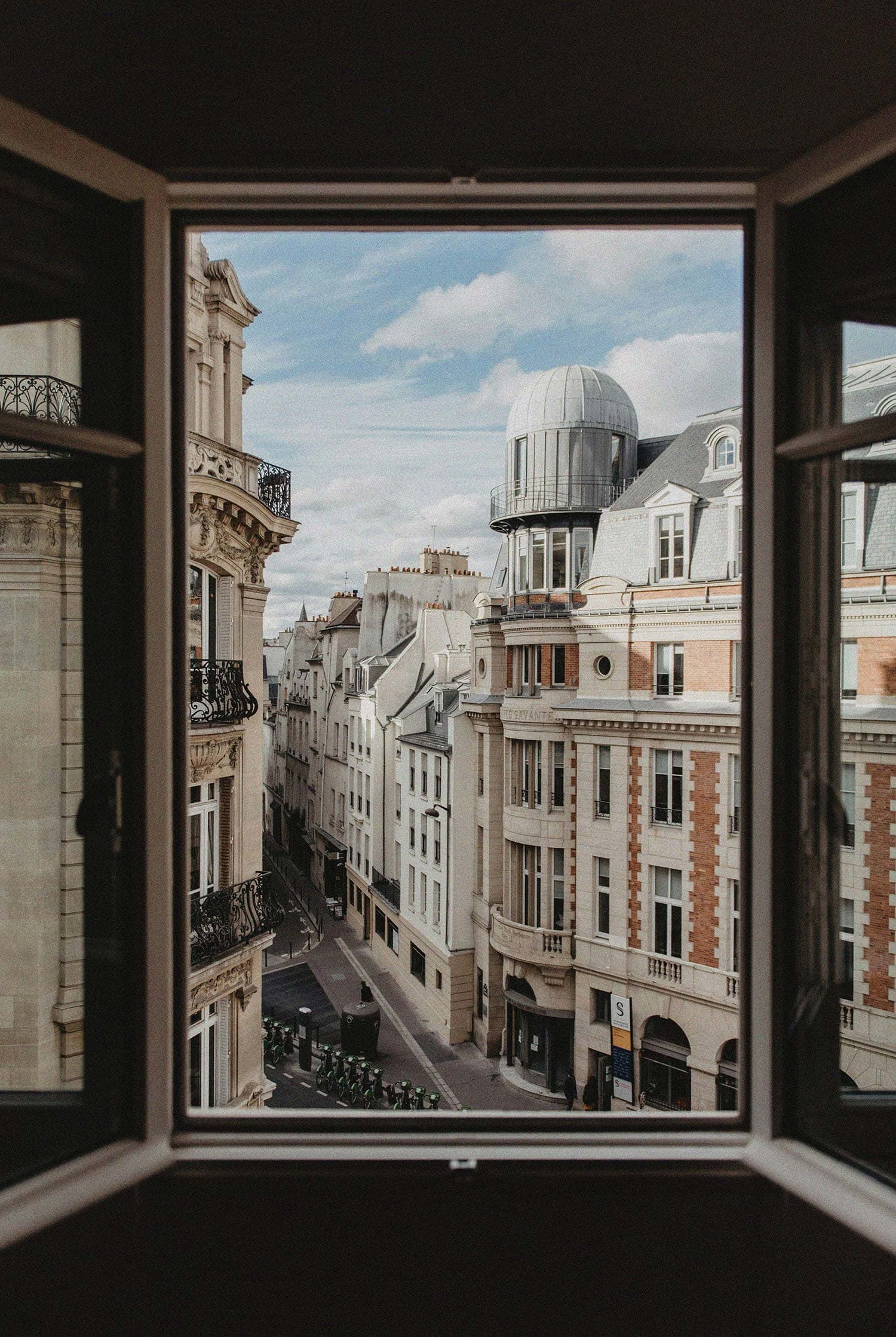 Vue depuis une fenêtre sur un quartier Parisien prime – emplacement stratégique