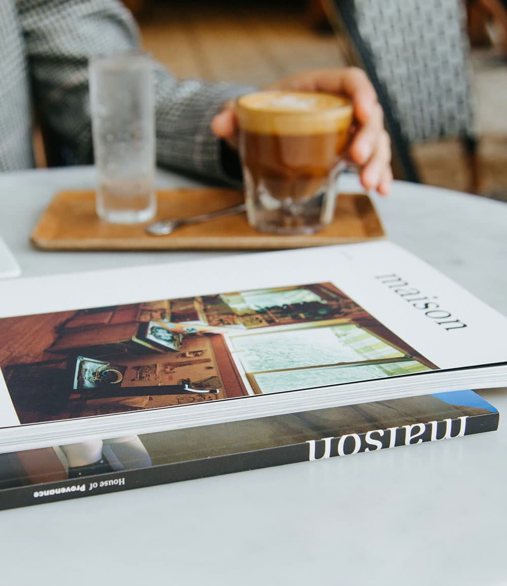 Magazine et café – ambiance suite hôtelière haut de gamme