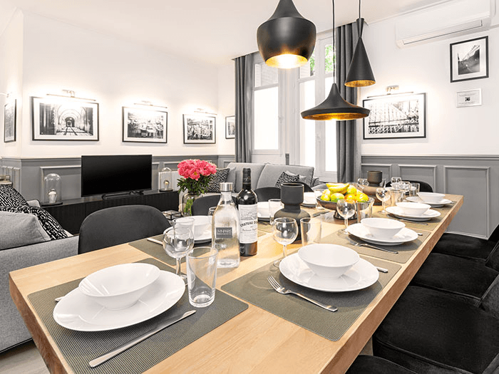 Photo intérieur suite : table dressée et coin repas