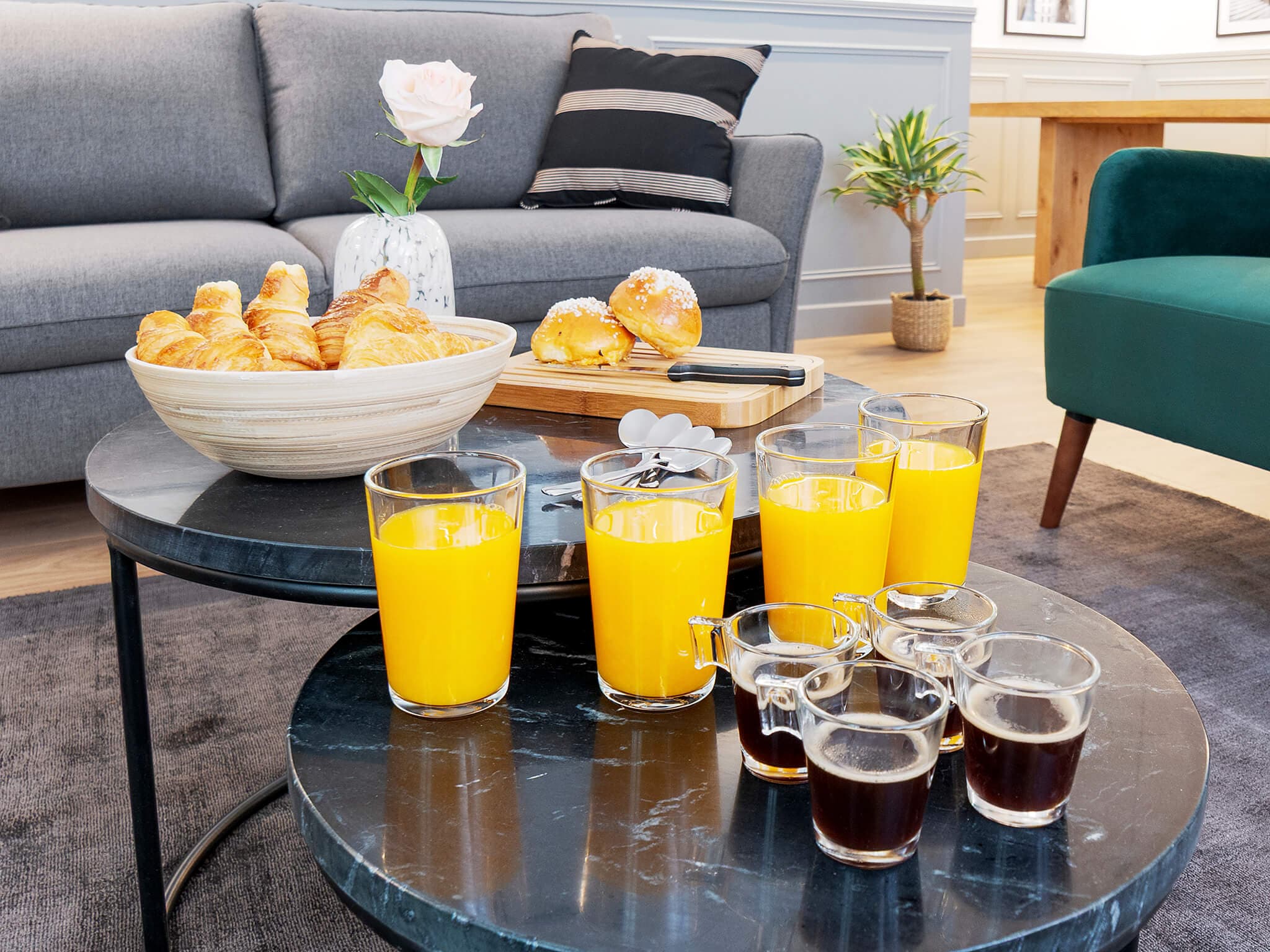 Salon suite avec petit-déjeuner – confort & standing