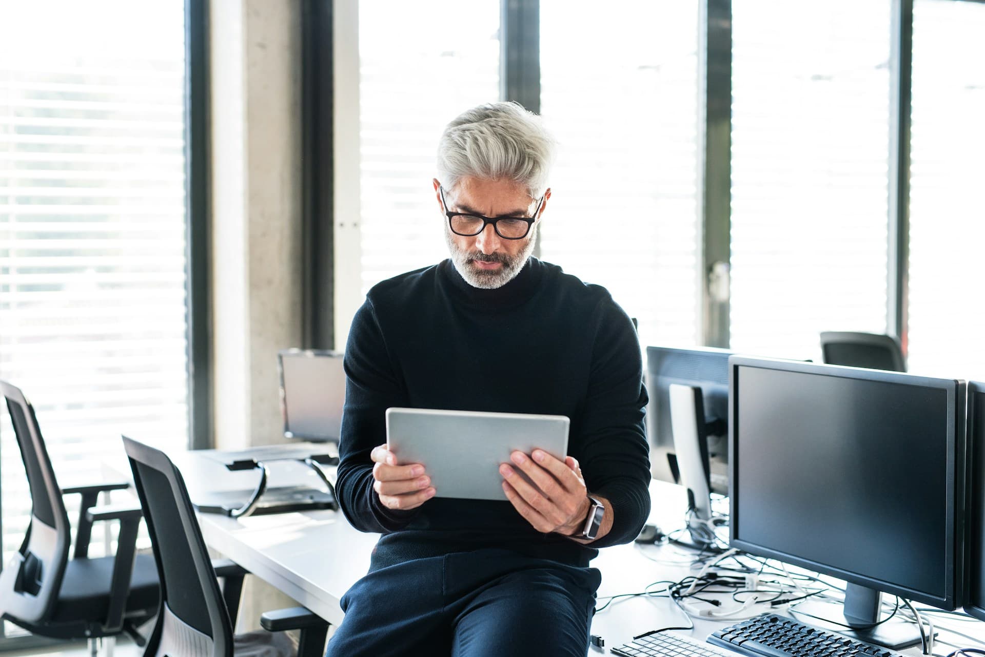 Private Income – investissement & revenus Conseiller présentant une opportunité Private Income : investissement générant des revenus réguliers